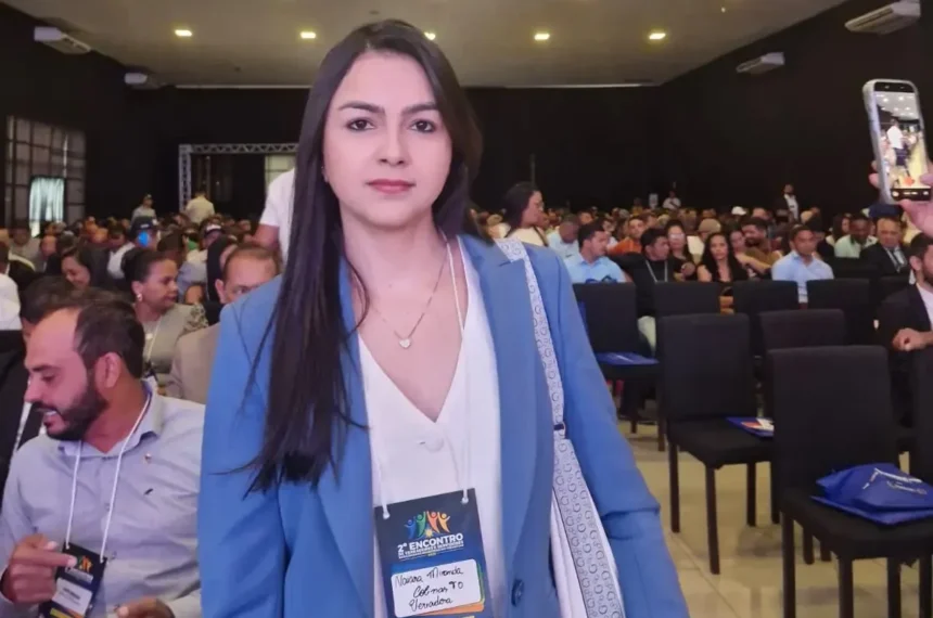 Naiara Miranda falando em evento da Ascam sobre a operação da PF em Colinas do Tocantins