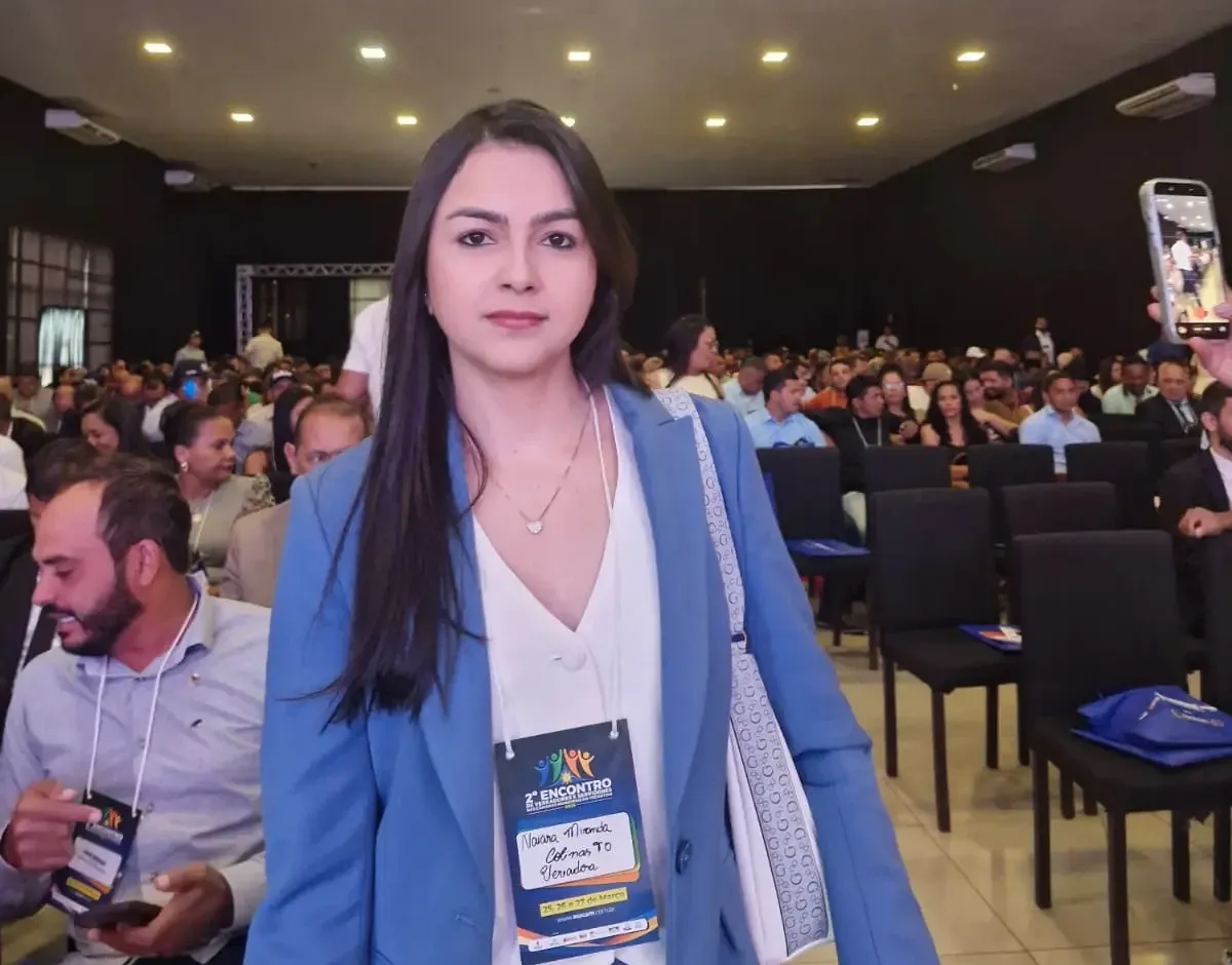 Naiara Miranda falando em evento da Ascam sobre a operação da PF em Colinas do Tocantins