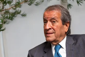 Mesa de reunião com documentos estratégicos do PL sobre impeachment de ministros do STF e pré-candidatura de Flávio Bolsonaro.