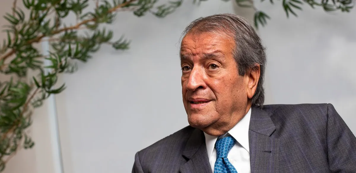 Mesa de reunião com documentos estratégicos do PL sobre impeachment de ministros do STF e pré-candidatura de Flávio Bolsonaro.