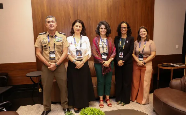 Policial da PMTO utilizando rádio digital, representando a modernização da comunicação em segurança pública no Tocantins.