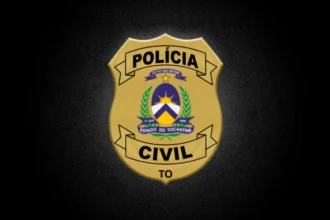 Policial algemando um suspeito em uma área rural ou rodoviária, simbolizando a prisão de um indivíduo acusado de estupro de vulnerável.