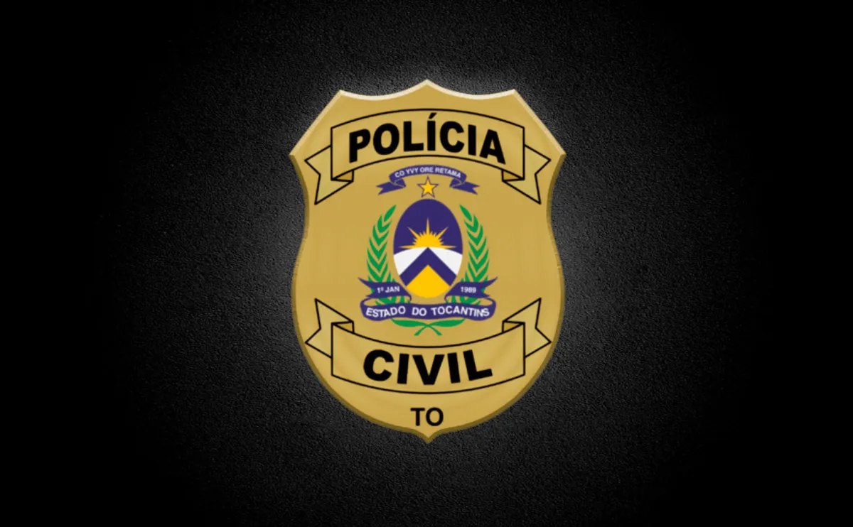 Policial algemando um suspeito em uma área rural ou rodoviária, simbolizando a prisão de um indivíduo acusado de estupro de vulnerável.