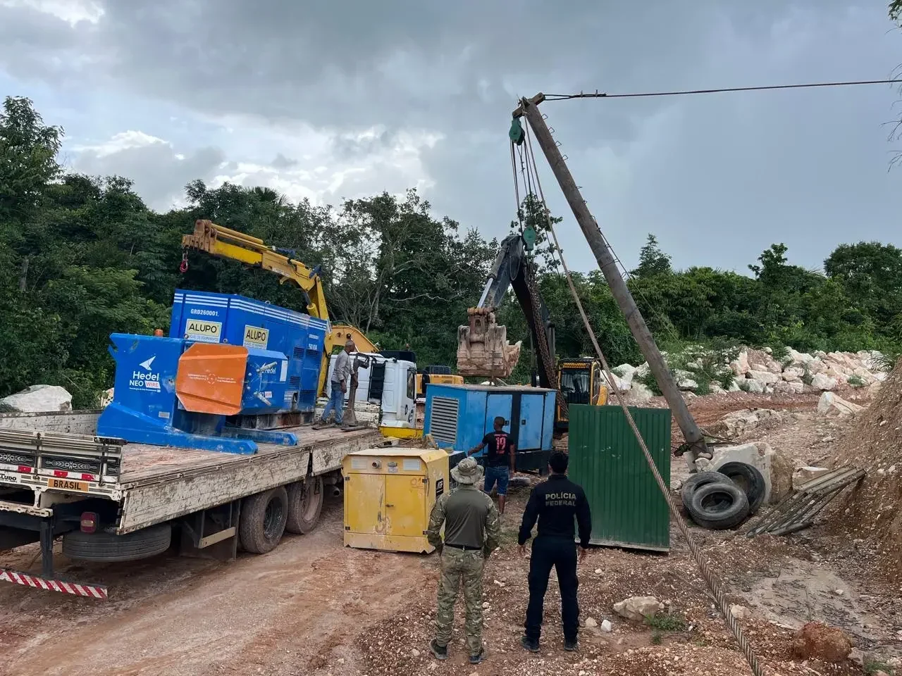Máquinas de grande porte apreendidas em operação da Polícia Federal contra mineração ilegal em Cristalândia, Tocantins