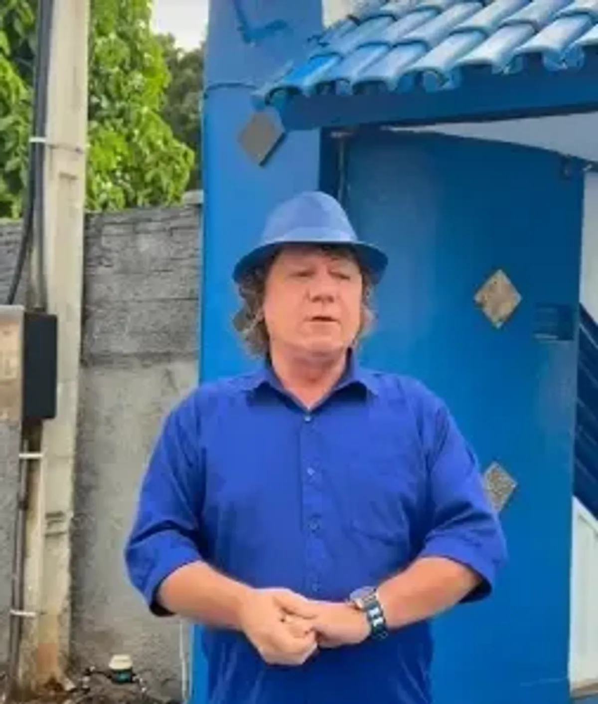 Carro da Polícia Federal estacionado em frente à residência do prefeito de Colinas do Tocantins