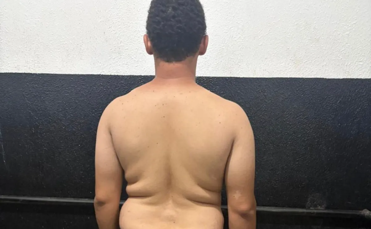 Viatura da Polícia Civil em Paraíso do Tocantins após prisão por descumprimento de medida protetiva.