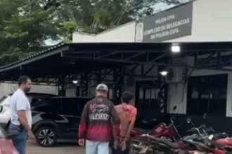 Fachada de delegacia da Polícia Civil em Miracema do Tocantins ao entardecer