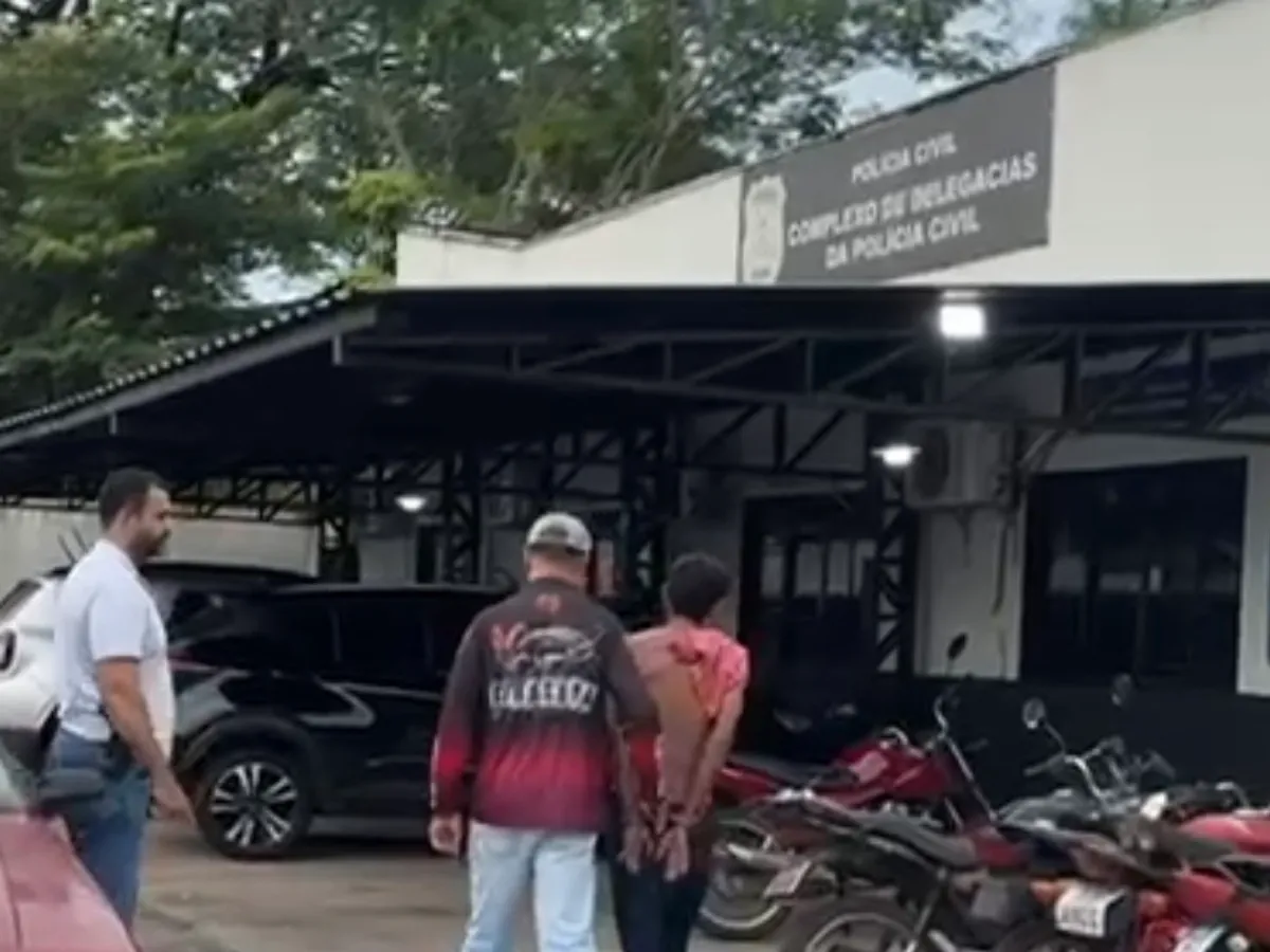 Fachada de delegacia da Polícia Civil em Miracema do Tocantins ao entardecer