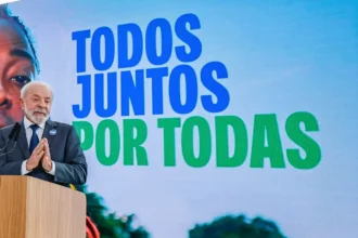 Mulher preocupada simbolizando a luta contra o feminicídio em contexto de protesto