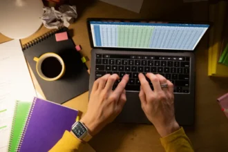 Pesquisadores em um laboratório discutindo princípios de integridade científica e ética na pesquisa