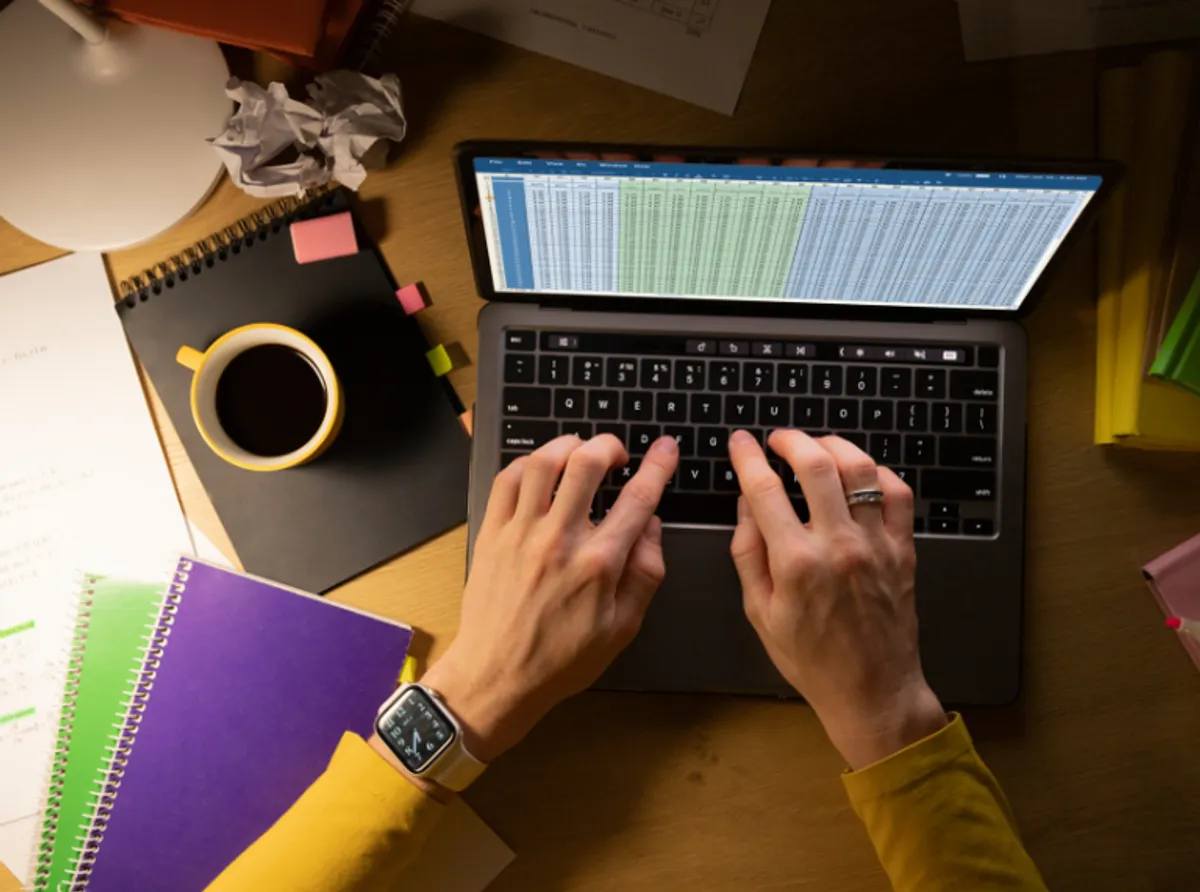 Pesquisadores em um laboratório discutindo princípios de integridade científica e ética na pesquisa