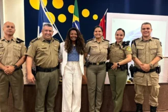 Oficiais da PMTO, CBMTO, reitora da UFT e representante da Fundação Pró-Tocantins assinam termo de cooperação para curso de maturidade.