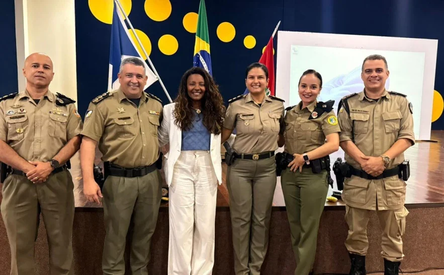 Oficiais da PMTO, CBMTO, reitora da UFT e representante da Fundação Pró-Tocantins assinam termo de cooperação para curso de maturidade.