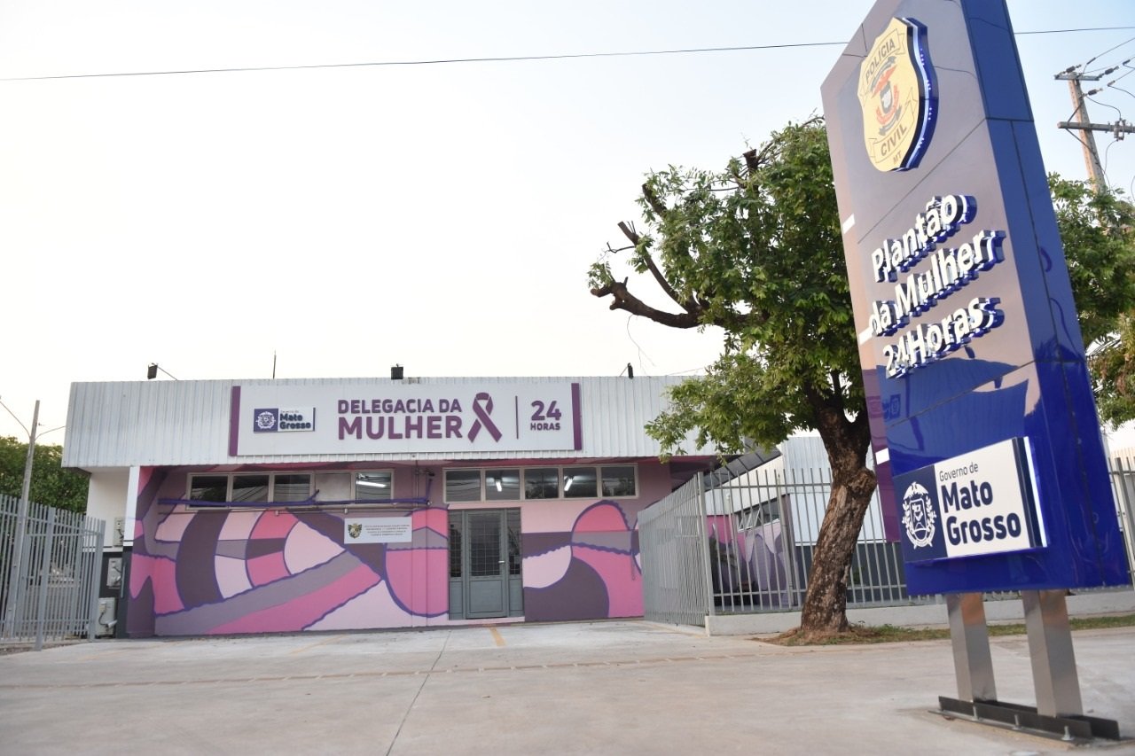 Delegada da Polícia Civil de Mato Grosso analisando documentos de feminicídio em uma delegacia, simbolizando a investigação e o compromisso com a justiça.