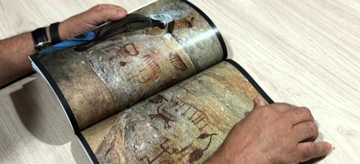 Mãos segurando um tablet exibindo a versão digital do Atlas Arqueológico do Tocantins, com um mapa ou infográfico detalhado.