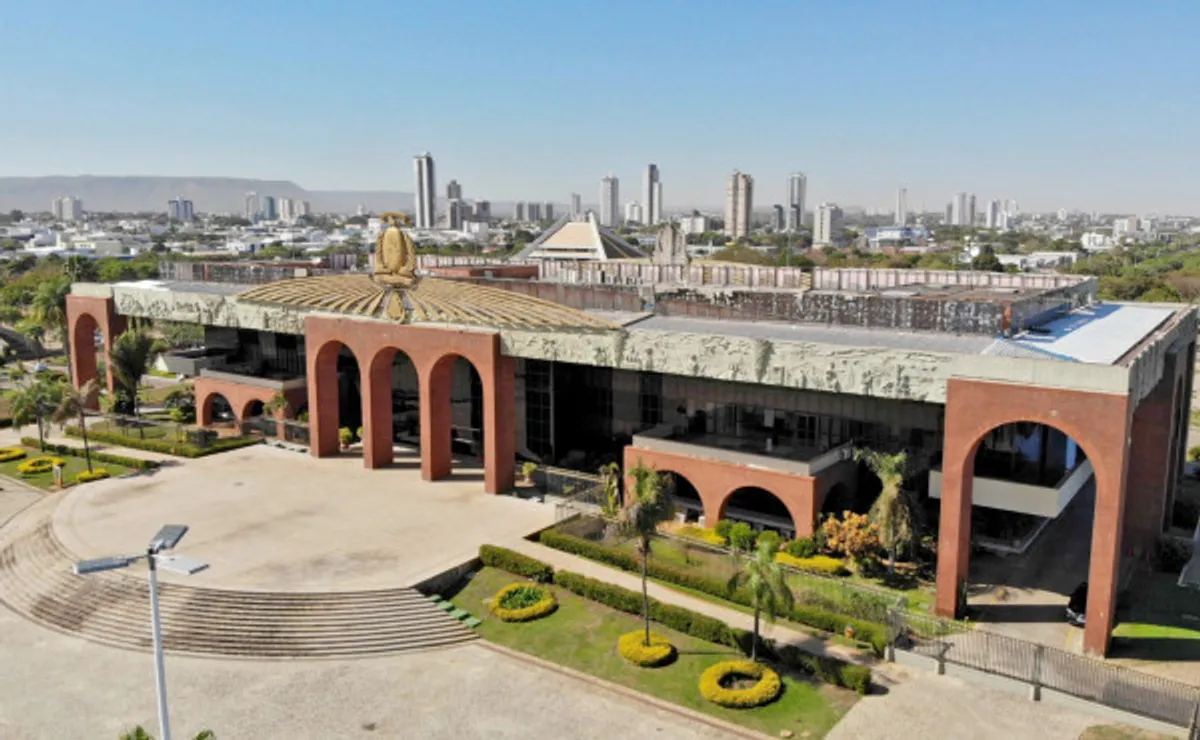 Profissionais atuando em diferentes setores de serviços em Tocantins, com infraestrutura moderna ao fundo, simbolizando o crescimento econômico do estado.