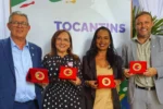 Crianças em sala de aula sendo alfabetizadas com a ajuda de um professor, representando o sucesso do programa em Tocantins.