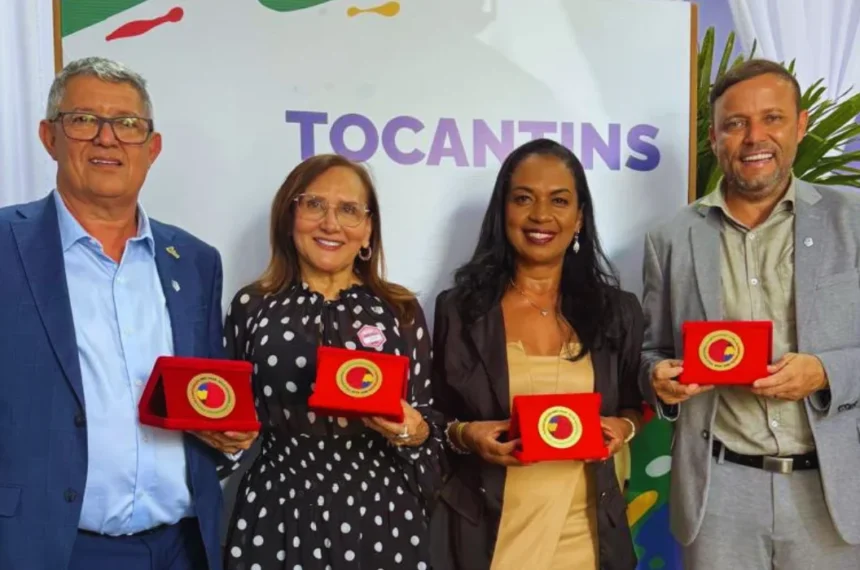 Crianças em sala de aula sendo alfabetizadas com a ajuda de um professor, representando o sucesso do programa em Tocantins.