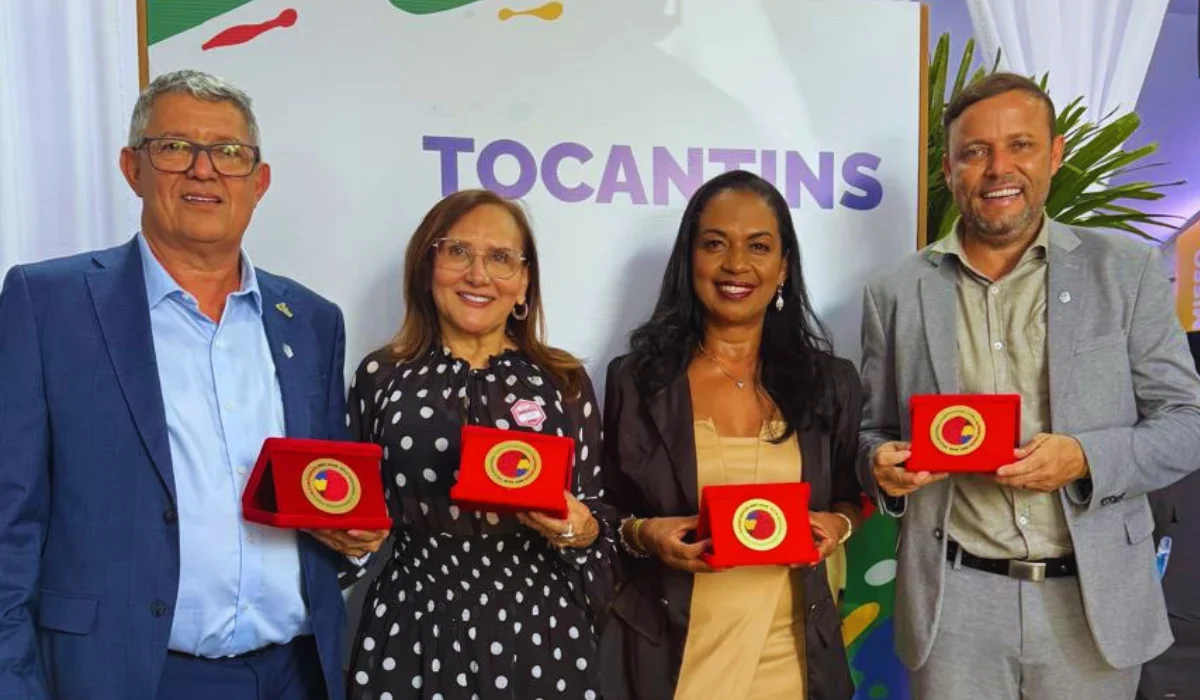 Crianças em sala de aula sendo alfabetizadas com a ajuda de um professor, representando o sucesso do programa em Tocantins.