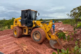 Equipes de resgate e engenheiros em rodovia danificada por chuvas no Tocantins