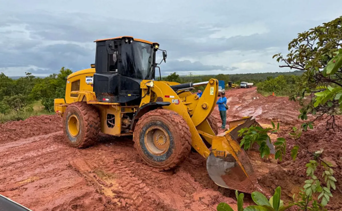 Equipes de resgate e engenheiros em rodovia danificada por chuvas no Tocantins