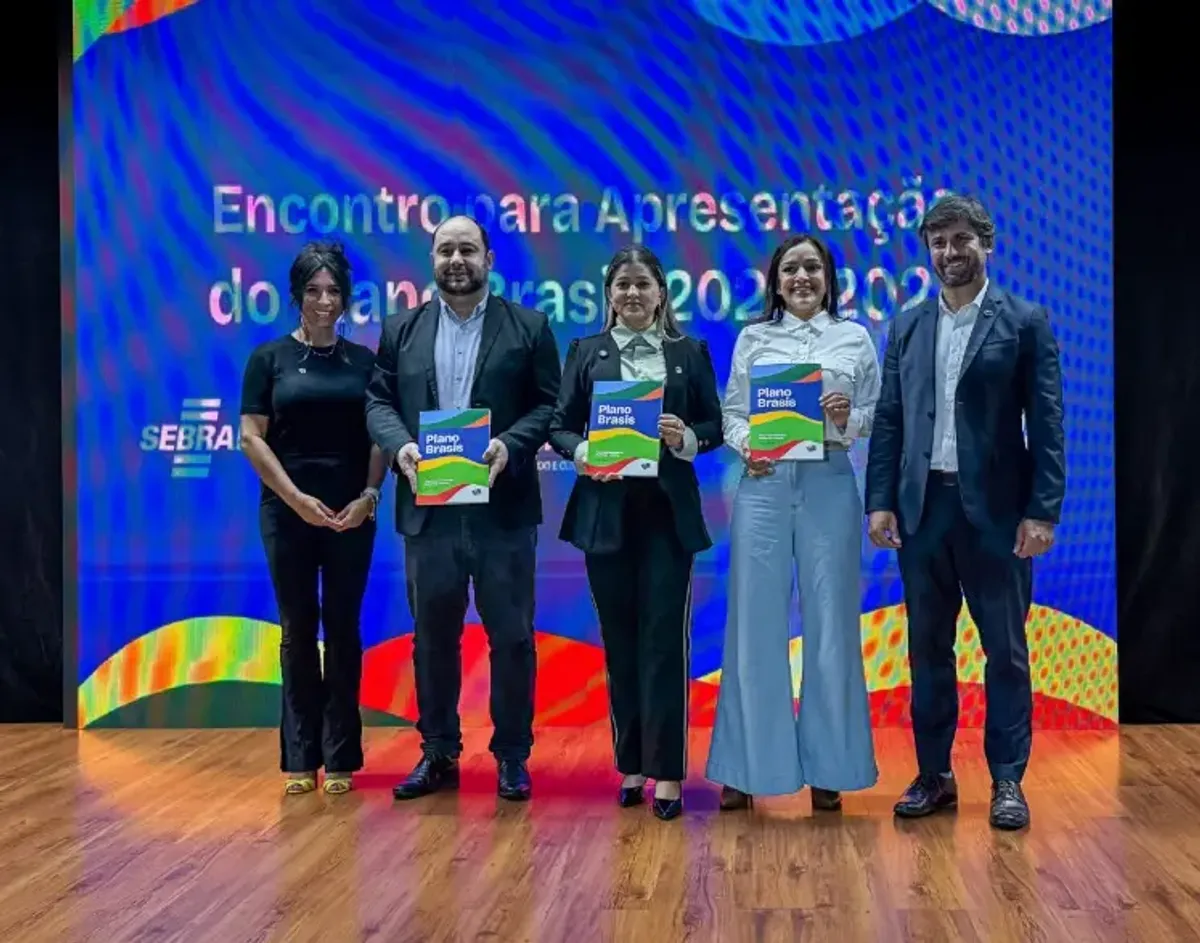 Paisagem deslumbrante do Jalapão, Tocantins, com dunas douradas, vegetação nativa e um fervedouro de águas cristalinas ao pôr do sol, ilustrando o potencial turístico do estado.