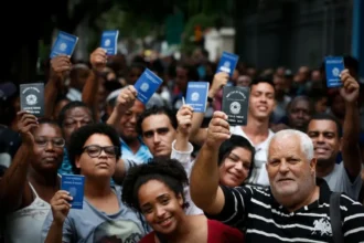 Grupo de pessoas, homens e mulheres, de diferentes idades, celebrando novas vagas de emprego formal no Tocantins.