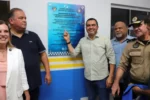 Governador Wanderlei Barbosa em inauguração de sede da PM, com oficiais e comunidade indígena ao fundo