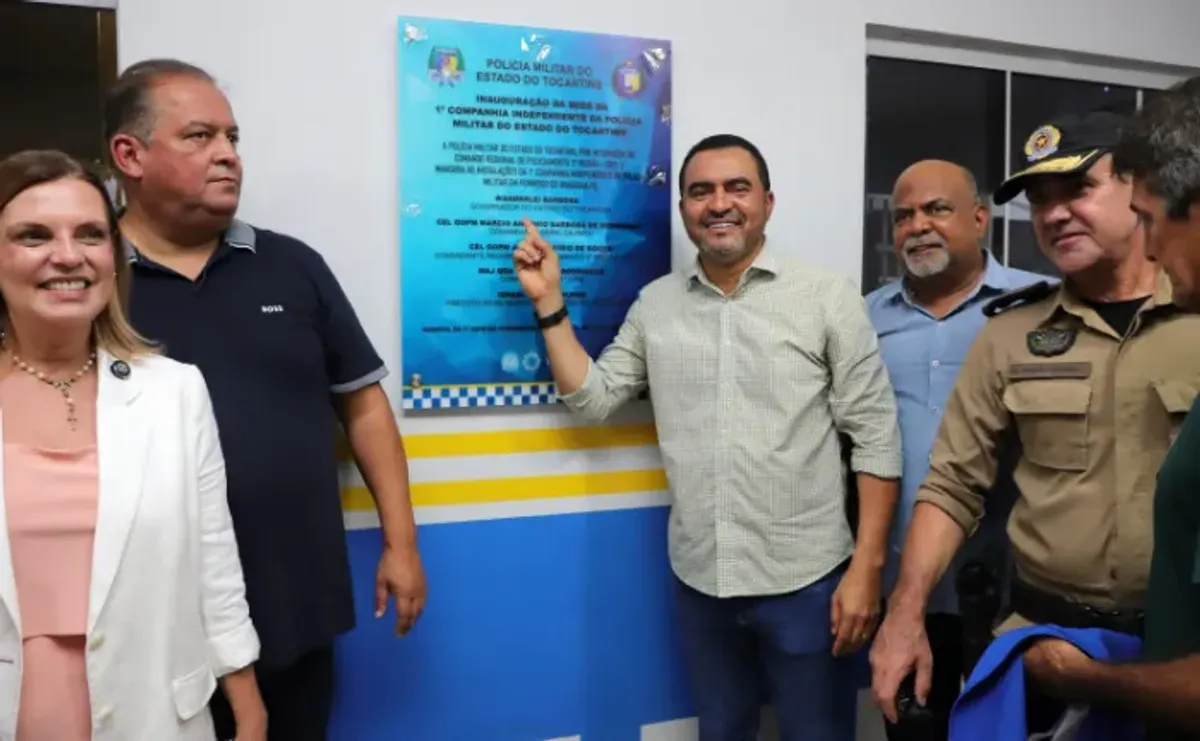 Governador Wanderlei Barbosa em inauguração de sede da PM, com oficiais e comunidade indígena ao fundo