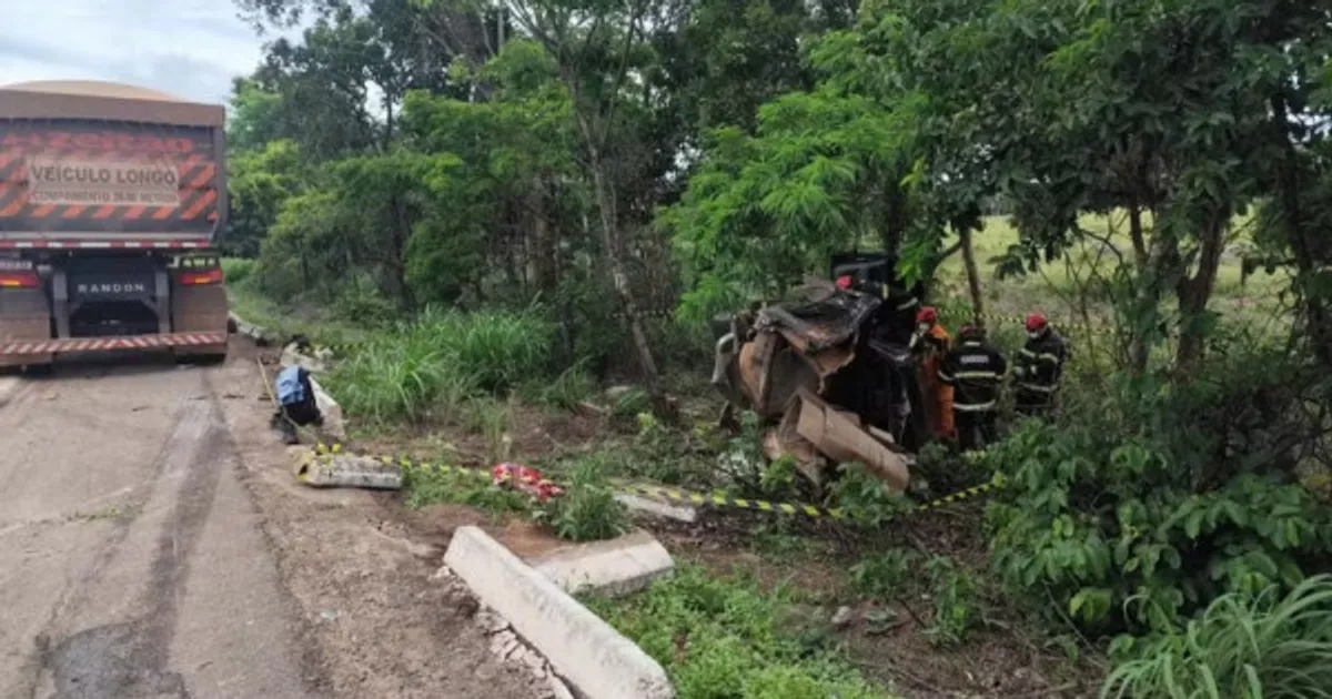Equipes de resgate e viaturas da PRF atendem grave acidente com caminhonete e caminhão na BR-153 em Colinas do Tocantins, com veículo capotado fora da pista.