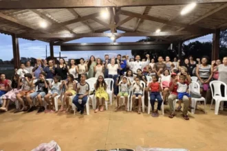 Crianças e adolescentes praticando artes marciais em aula inaugural na Capela Nossa Senhora das Mercês em Palmas, com instrutor.