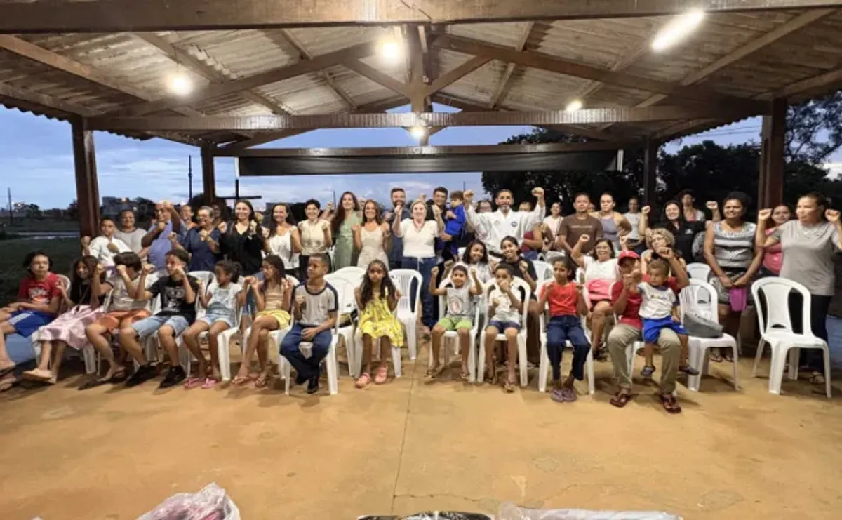 Crianças e adolescentes praticando artes marciais em aula inaugural na Capela Nossa Senhora das Mercês em Palmas, com instrutor.