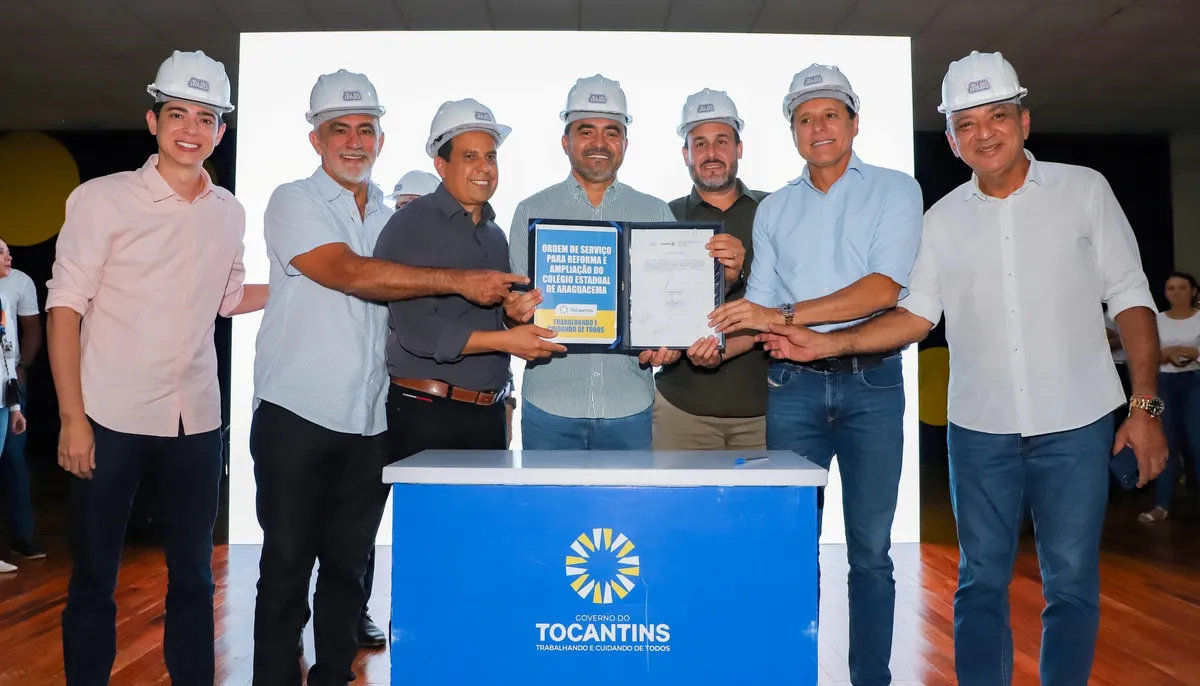Presidente da Aleto, Amélio Cayres, e governador Wanderlei Barbosa entregando prêmios em evento de educação no Tocantins.
