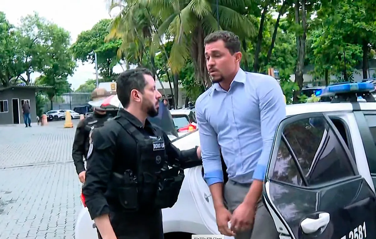 Vereador sendo conduzido por policiais em operação, com favela ao fundo, simbolizando a tensão política no Rio