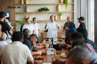 Vicentinho Júnior discursando em encontro com jornalistas em Araguaína