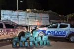 Policiais inspecionando grande quantidade de drogas apreendidas no Tocantins, Brasil