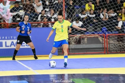 Anna Júlia Oliveira celebra um gol pela Seleção Brasileira de Futsal Feminino Sub-23.
