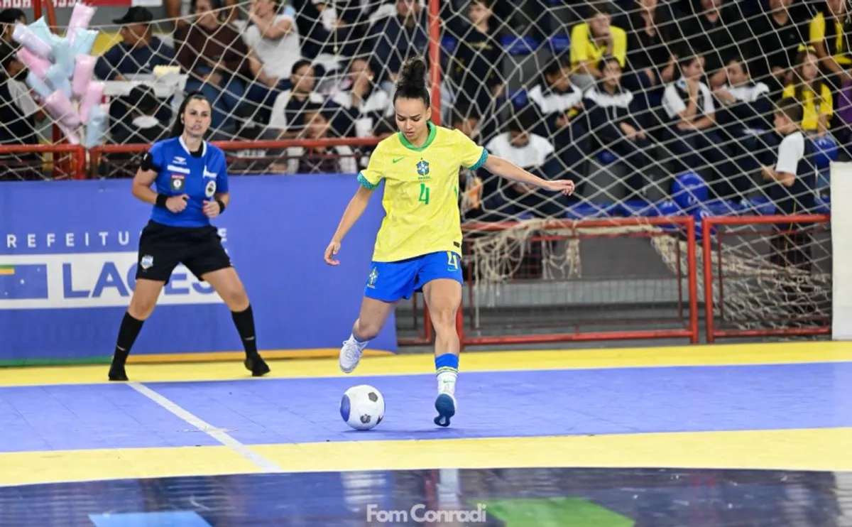 Anna Júlia Oliveira celebra um gol pela Seleção Brasileira de Futsal Feminino Sub-23.