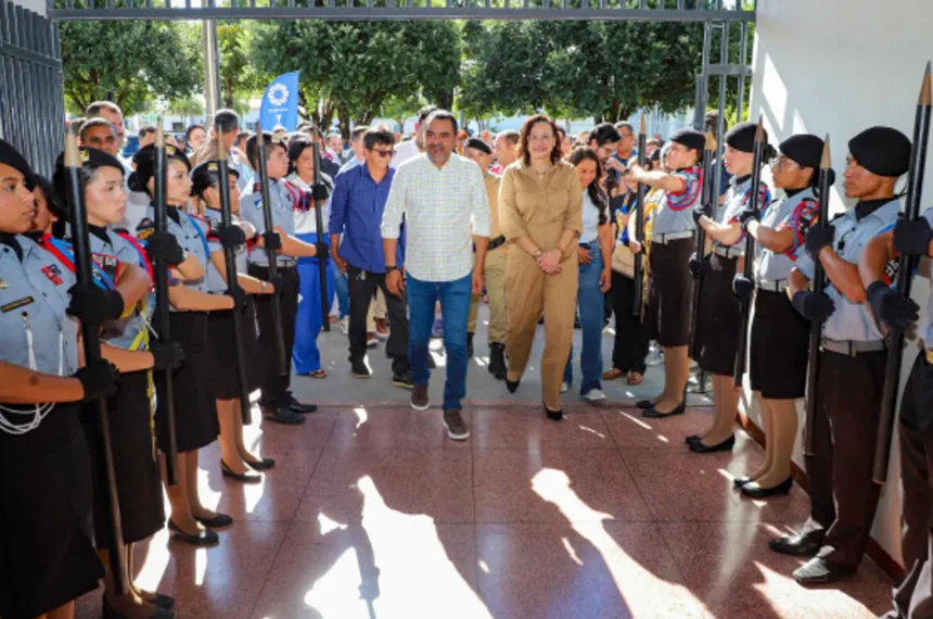 Governador Wanderlei Barbosa entrega colégio militar reformado em Colinas, Tocantins.