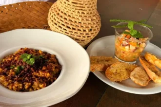 Pessoas interagindo em uma feira gastronômica e de artesanato vibrante em Colinas do Tocantins, com estandes coloridos de comida regional e produtos artesanais.