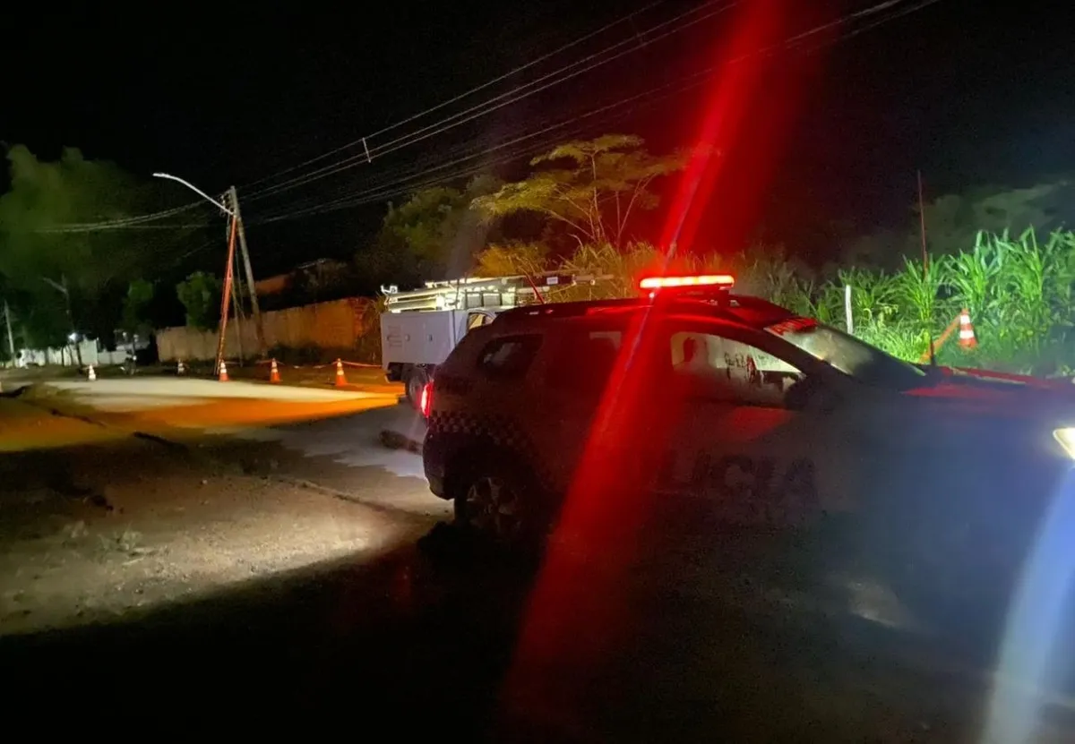 Rua em Combinado, Tocantins, com poste de energia isolado