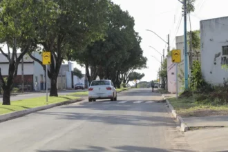 Rua recém-pavimentada e sinalizada em Guaraí