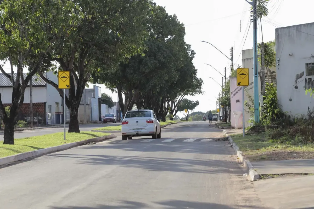 Rua recém-pavimentada e sinalizada em Guaraí