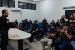 Policiais civis em operação em Araguaína, com viaturas e zona rural ao fundo