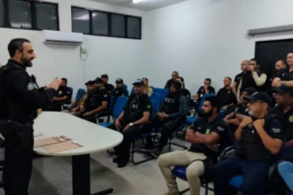 Policiais civis em operação em Araguaína, com viaturas e zona rural ao fundo