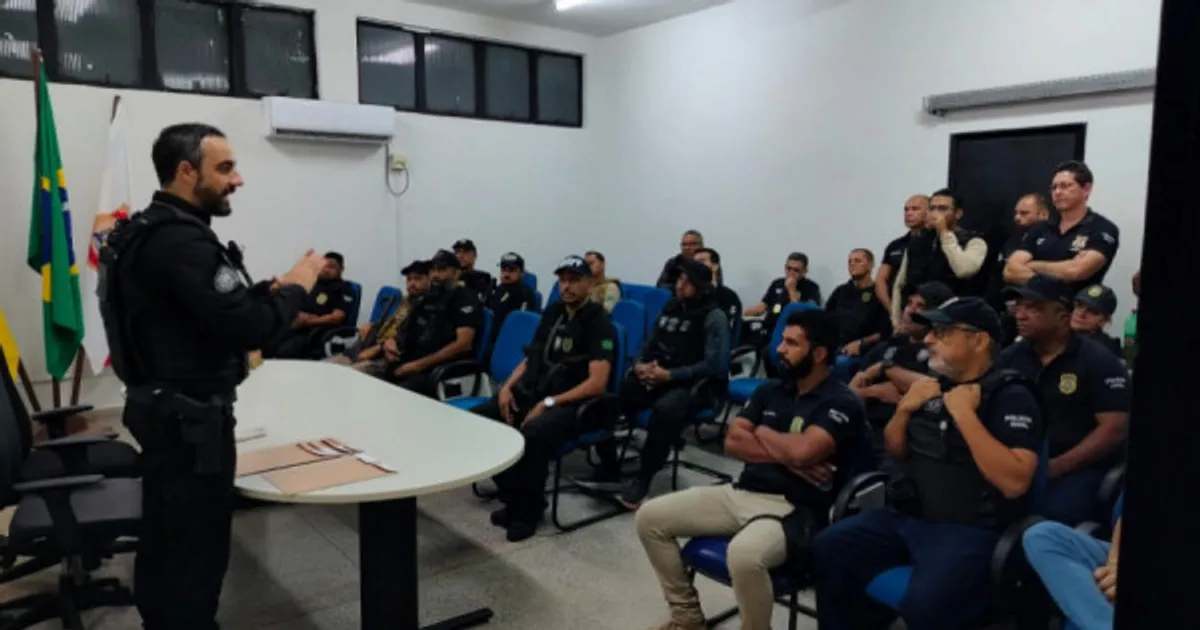 Policiais civis em operação em Araguaína, com viaturas e zona rural ao fundo