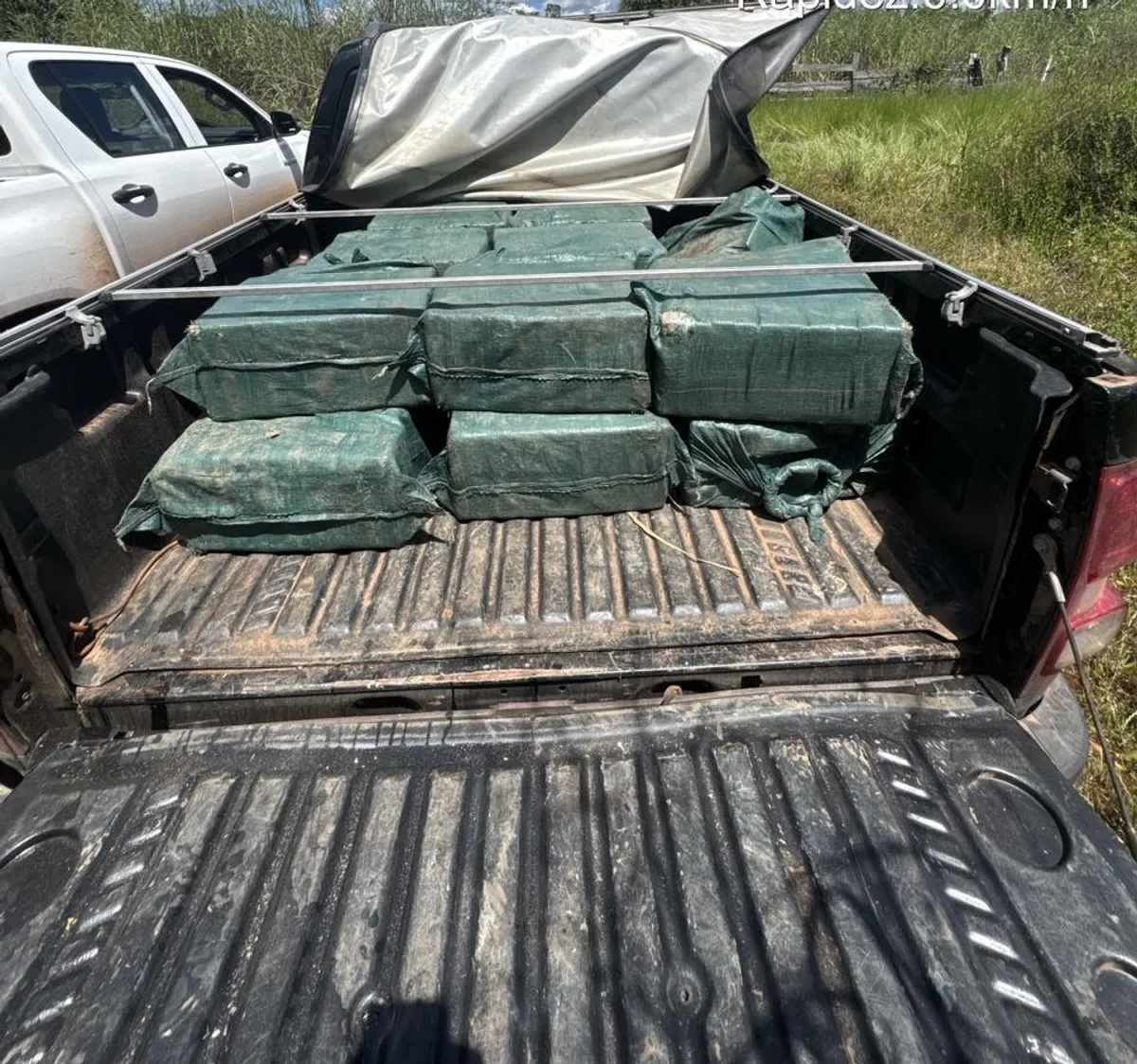 Policiais em operação de combate ao tráfico em área rural do Tocantins com cocaína desenterrada