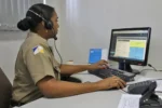 Sala de operações do 190 no Tocantins com agentes atendendo chamadas de emergência.