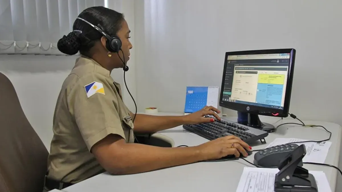 Sala de operações do 190 no Tocantins com agentes atendendo chamadas de emergência.