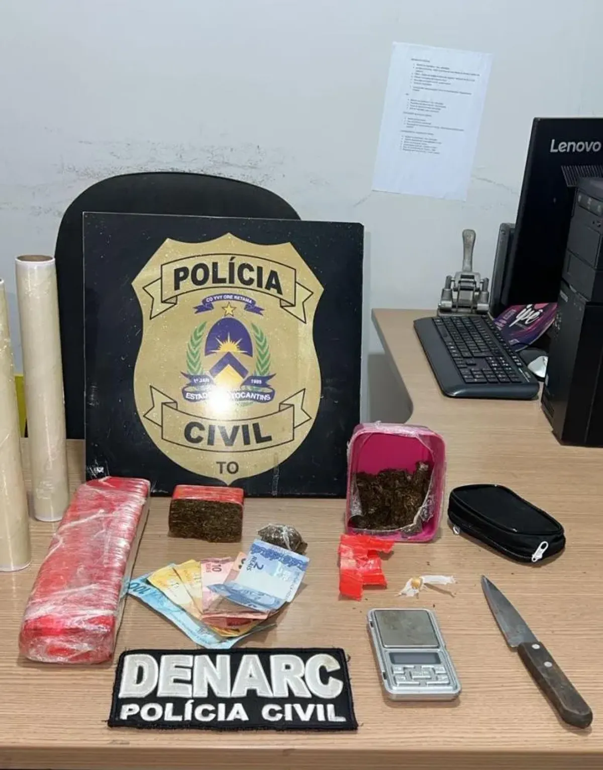Itens apreendidos pela Polícia Civil em Araguaína, incluindo maconha, crack, balança de precisão e dinheiro